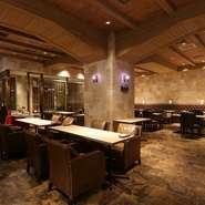 アンティーク調のインテリアで統一されたオシャレな店内は、記念日のデートに最適。座り心地のいいソファーが置かれており、ゆったりとくつろぎながら料理とワインを堪能できます。