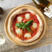 パスタやピッツァ、鴨肉料理など、ワインと相性のいい料理がバリエーション豊富。ワインを含む飲み放題が付いたコースもあり、各種宴会に重宝します。