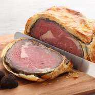 ローストビーフ用の厚切り牛肉のパイ包み焼きは、トリュフとマッシュルームのペーストを挟み焼き上げたシェフ自慢の逸品。