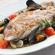 イタリア・ナポリの郷土料理。オリーブオイルで炒めて旨みを引き出した白身魚、アサリ、ムール貝などの魚介類をじっくりと煮込んで作る本場の漁師飯の一つ。
★店長の一押しメニュー‼