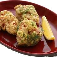 銘柄鶏である肉質の柔らかいハーブ鶏を使用した衣はサクサク、
中はジューシーな揚げたてフライドチキンです。アクセントが
効いたバジルまたは、濃厚チェダーチーズよりお選びください!!