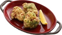 銘柄鶏である肉質の柔らかいハーブ鶏を使用した衣はサクサク、
中はジューシーな揚げたてフライドチキンです。アクセントが
効いたバジルまたは、濃厚チェダーチーズよりお選びください!!