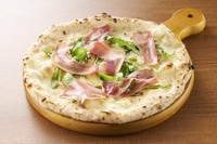 Prosciytto and Arugula Pizza
生ハムの塩味とルッコラの香りが引き立つ定番ピッツァ
