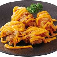 銘柄鶏である肉質の柔らかいハーブ鶏を使用した衣はサクサク、
中はジューシーな揚げたてフライドチキンです。アクセントが
効いたバジルまたは、濃厚チェダーチーズよりお選びください!!