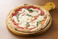 Pizza Margherita
素材の美味しさをまっすぐに楽しむ、ピッツァの王道