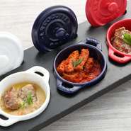 違った味や具材を楽しめる贅沢な煮込み料理。豚肉の赤ワイン煮込みをはじめ牛肉のフリカッセなど、人気のバリエーションがワインとベストマッチ!