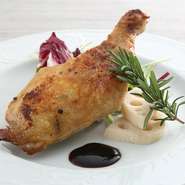 しっかりと味をなじませた骨付きの鶏もも肉を低温調理で皮面はパリッと、中の身はしっとり柔らかくジューシーに仕上げます。