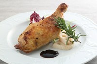 しっかりと味をなじませた骨付きの鶏もも肉を低温調理で皮面はパリッと、中の身はしっとり柔らかくジューシーに仕上げます。