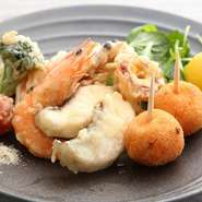 海老や白身魚に野菜などナポリ名物ライスコロッケも楽しめるイタリア式のサクサク衣の魚介の天ぷらをどうぞ。