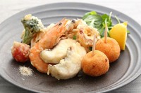 海老や白身魚に野菜などナポリ名物ライスコロッケも楽しめるイタリア式のサクサク衣の魚介の天ぷらをどうぞ。