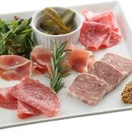 数種類の冷製ハムを食べ比べできるシェフおすすめ豪華でお得な盛り合わせ。グルメなあなたにぴったり！