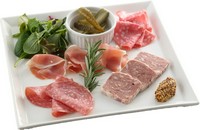 数種類の冷製ハムを食べ比べできるシェフおすすめ豪華でお得な盛り合わせ。グルメなあなたにぴったり！