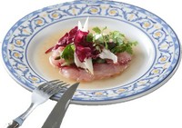 旬の魚を薄切りにして野菜にオリーブオイルと特製ソースで味付けした人気メニュー。