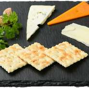季節によって様々なチーズを世界各国からご用意。シェフおまかせチーズ３種。