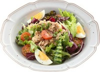 フランス発祥プロヴァンス地方の名物料理。
ツナや茹で卵をトッピングしてオリジナルソースで仕上げる本場のサラダ。