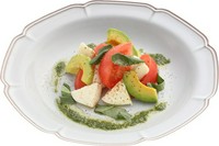 シンプルだけど美味しい、クリーミーでなめらかな水牛モッツァレラとトマトにアボカドが相性抜群な自慢の一品。