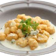 揚げニョッキとゴルゴンゾーラキューブ