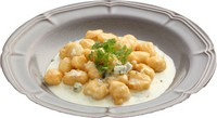 もっちりとした食感が魅力のジャガイモを使ったパスタ。ゴルゴンゾーラチーズを散りばめてクリームソースで仕上げます。