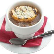 じっくり甘みを引き出した玉ネギに、チーズと香ばしいパンの組み合わせがたまらないスープです。