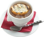 じっくり甘みを引き出した玉ネギに、チーズと香ばしいパンの組み合わせがたまらないスープです。