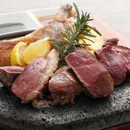 世界各国の直輸入ワインに合わせておすすめする厳選かつ
豪快な当館一押しの肉盛りグリルプラッター。揚げたてのフランス流ポムフリットとご一緒にお召し上がりください!