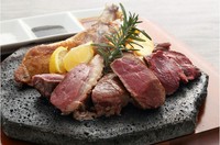 世界各国の直輸入ワインに合わせておすすめする厳選かつ
豪快な当館一押しの肉盛りグリルプラッター。揚げたてのフランス流ポムフリットとご一緒にお召し上がりください!