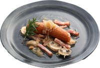 ソーセージとベーコンをザワークラウトと一緒に煮込むアルザス地方の郷土料理。