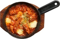 牛のハチノスをトマトソースで煮込んでオーブンで
一気に仕上げます。熱々とろけるチーズが絶妙なイタリア版モツ煮込みです。