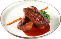 旨みが凝縮された、スペアリブをパプリカと蜂蜜でスパイシーに。