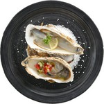 クリーミーな旨みを閉じ込めた新鮮な牡蠣をご用意。まずはレモンを絞って、次にフランス発祥ラビゴットソースでどうぞ。