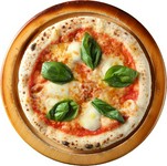 イタリアンカラーのトマトソース、モッツァレラチーズ、バジルに本日の具材をトッピングしたシェフのオリジナルピザ。