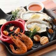 ミートプラッターと併せて当館がおすすめする魚介たっぷりのシーフードグリルプラッターです。カキ・エビ・ホタテ・ムール貝・イカスミなど豪華な海の食材が同時に味わえます。