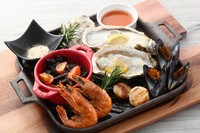 ミートプラッターと併せて当館がおすすめする魚介たっぷりのシーフードグリルプラッターです。カキ・エビ・ホタテ・ムール貝・イカスミなど豪華な海の食材が同時に味わえます。