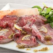 ローストした牛肉を薄切りにしてヒマラヤ岩塩が一層素材の旨味をを引き立てます。特製ソースが絡み絶妙な味わい!!