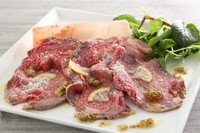 ローストした牛肉を薄切りにしてヒマラヤ岩塩が一層素材の旨味をを引き立てます。特製ソースが絡み絶妙な味わい!!