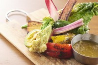 Seasonal Grilled Vagetables with Bagna Cauda Sauce
香ばしく焼き上げた旬野菜を温かいソースで