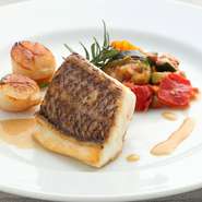 魚の皮面はカリカリ、身はしっとりと仕上げるフレンチビストロ流の魚料理の一つ。白ワインソースと彩り野菜がアクセントに。