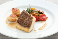 魚の皮面はカリカリ、身はしっとりと仕上げるフレンチビストロ流の魚料理の一つ。白ワインソースと彩り野菜がアクセントに。