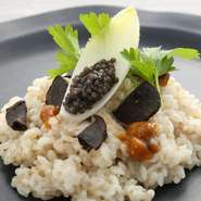 豪華食材キャビア・塩ウニ・トリュフを一度に贅沢に味わえるシェフ直伝の熱々チーズリゾットをご賞味ください。