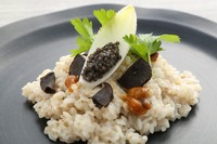 豪華食材キャビア・塩ウニ・トリュフを一度に贅沢に味わえるシェフ直伝の熱々チーズリゾットをご賞味ください。