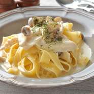 たっぷりのチーズになめらかクリームで仕上げる幅広麺が特徴。アメリカンイタリアンの代表格とも言えるパスタ。