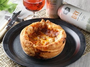 モッツァレラチーズと自家製ミートソースをたっぷり使用