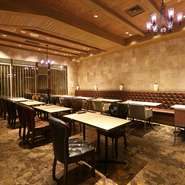 アンティーク調のゆったりとくつろげるソファーが置かれたダイニングフロア。完全個室のVIPルームもあり、会食や接待などでの利用シーンにオススメです。