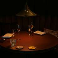 駅から徒歩数分ながら、日常を忘れさせる上質な空間が広がる【ESPICE】。大地のエネルギーと癒やしをもたらす坪庭を眺める客席は、夜になるとライトダウン。ラグジュアリーな雰囲気の中、美酒と美食を楽しめます。