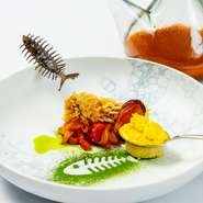 地元食材をメインに使用しつつ、食品ロス削減にも取り組んでいます。『ブイヤベース』に使用したトマトの皮は、乾燥させてパウダーに。スープ・ムース・チップスなど、さまざまに形を変えて食の魅力を発信します。