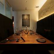 シックで落ち着きのある空間と、目と舌が喜ぶ料理の数々。さらにソムリエ厳選の多彩なワインがそろうこちらのお店。フレンチに和の要素を取り入れたオリジナリティあふれる一皿は、ゲストを魅了してやみません。