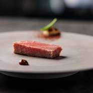 スペシャリテを集約したコース
季節のシグネチャーディッシュ、トリュフ、和牛、和牛は但馬血統の宍粟牛など（12品）