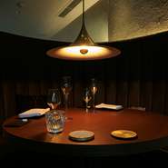 お席を個室にてご用意いたします。
乾杯のglassシャンパーニュとシェフのスペシャリテを集約したコース。
おくつろぎ頂きながらお食事をお楽しみいただけます。
（ノンアルコールスパークリングに変更可）