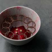 OMOTENASHI　
前菜1
前菜2
前菜3
ブランマンジェ
「The Sea」スペシャリテのブイヤベース
肉料理
デザート
お茶菓子
Chefオリジナルのフレーバーティー