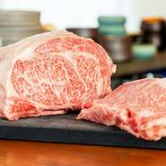 「できるだけ地元の食材を」と考える江見氏が自ら生産者のもとを訪れ、素材の素晴らしさに魅了された宍粟牛（しそうぎゅう）。しっかりとした旨みの赤身にきめ細かなサシが入り、味わいのバランスが秀逸です。